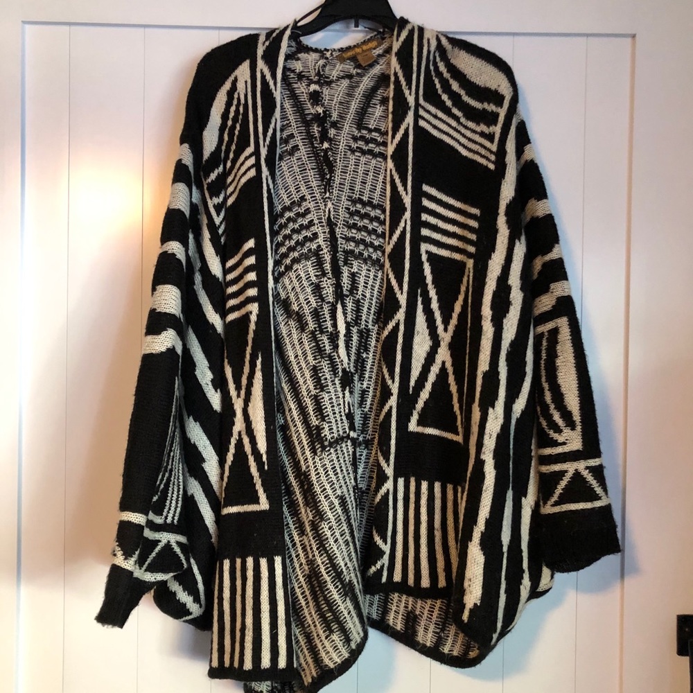 Black and cream batwing cardigan 🦇